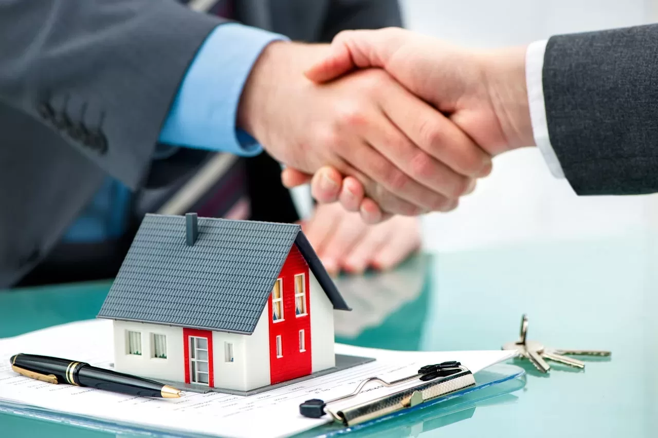 difference between a real estate agent and a broker