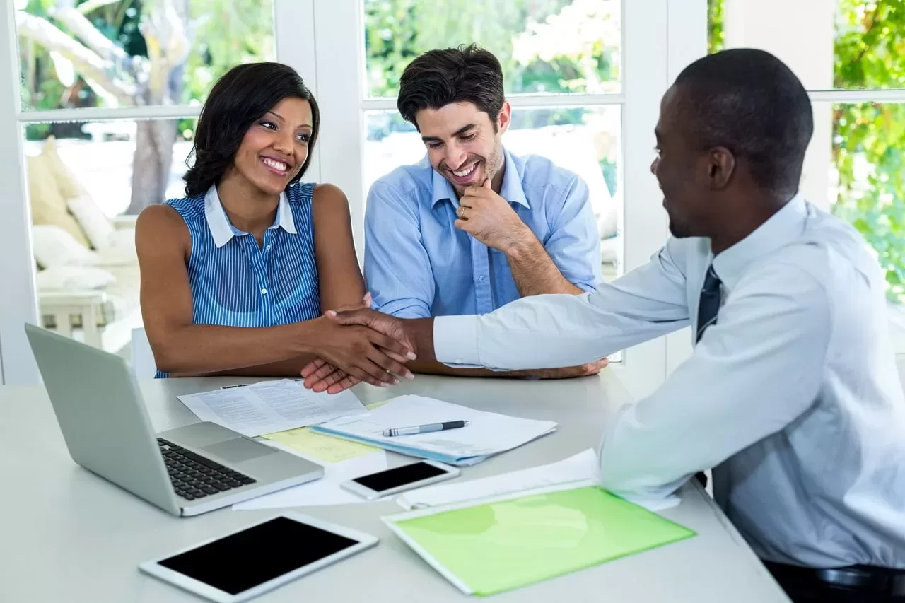 What Is the Difference Between an Agent and a Realtor? TheFastr